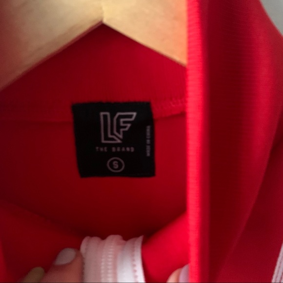 💙5/$30 LF Red Cropped Sleeveless Jacket Zip - Picture 4 of 6